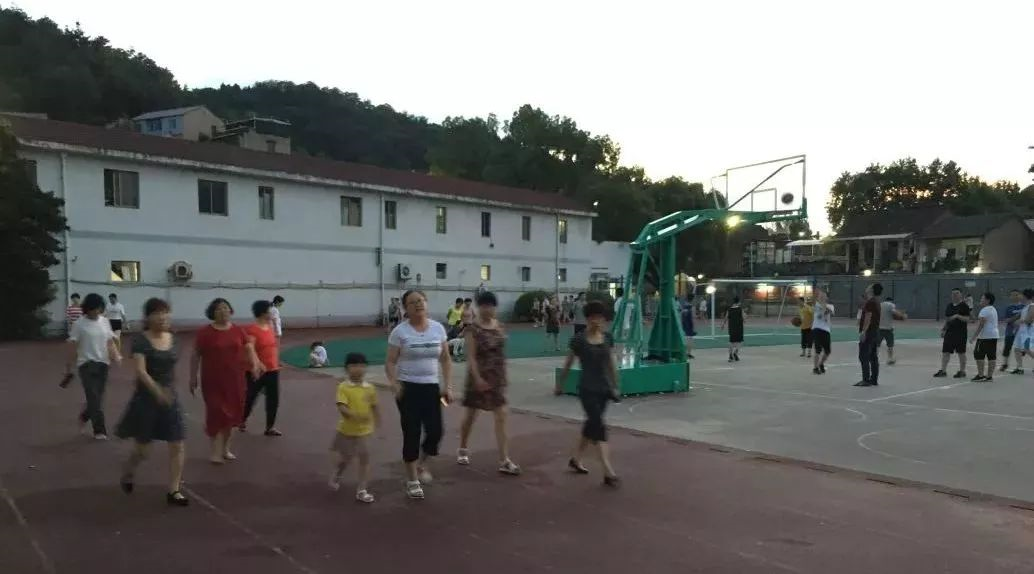 9所符合條件的城區(qū)學(xué)校的體育場(chǎng)地全部向社會(huì)開(kāi)放。