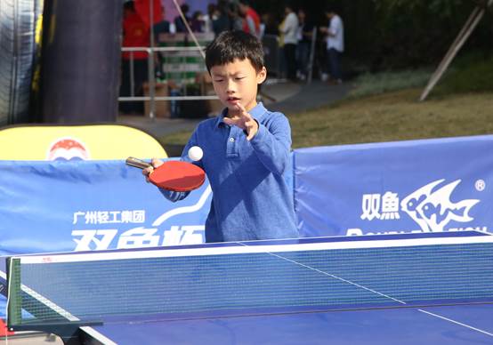 圖片包含 人員, 戶外, 男士, 網(wǎng)球  描述已自動生成