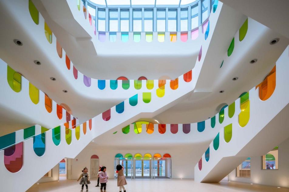 極簡設(shè)計(jì)的幼兒園成為孩子釋放天性的樂園 極簡設(shè)計(jì)的幼兒園成為孩子釋放天性的樂園