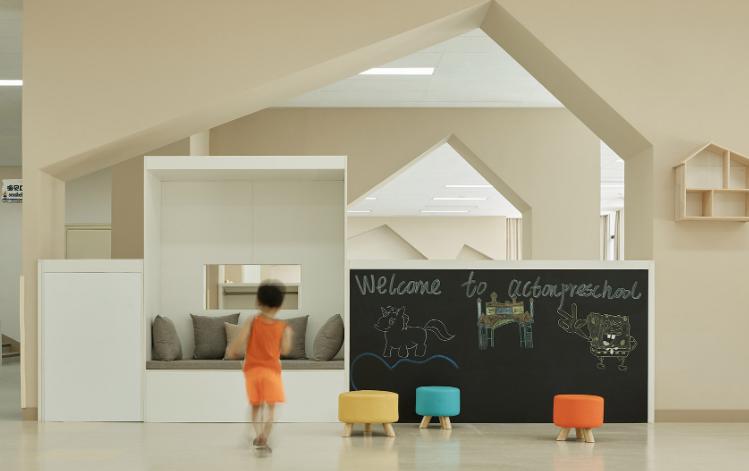 極簡設(shè)計(jì)的幼兒園成為孩子釋放天性的樂園 極簡設(shè)計(jì)的幼兒園成為孩子釋放天性的樂園
