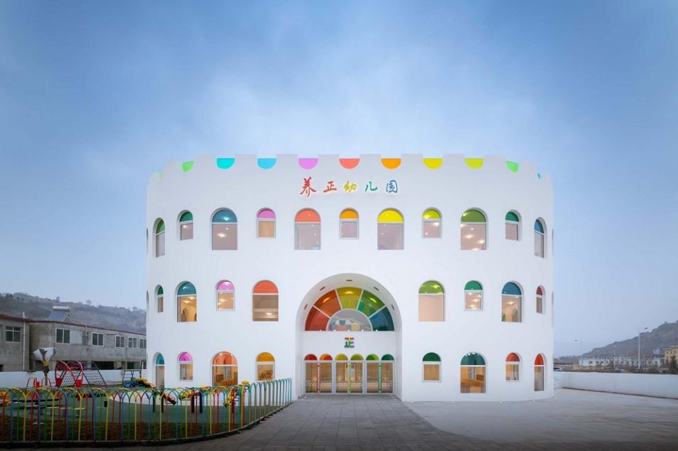 極簡設(shè)計(jì)的幼兒園成為孩子釋放天性的樂園 極簡設(shè)計(jì)的幼兒園成為孩子釋放天性的樂園