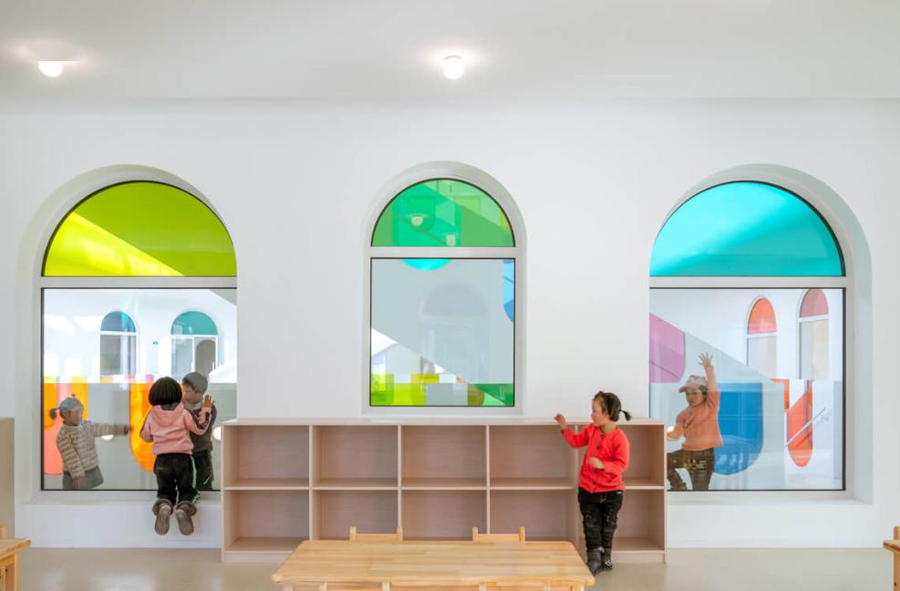 極簡設(shè)計(jì)的幼兒園成為孩子釋放天性的樂園 極簡設(shè)計(jì)的幼兒園成為孩子釋放天性的樂園